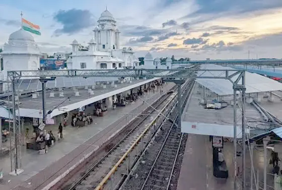 రైలు ఎక్క‌బోయి కింద‌ప‌డిపోయిన తండ్రి, కూతురు...! ఎలా కాపాడారంటే...