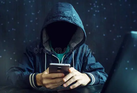 భారీ దోపిడి...! క‌ళ్ల‌లో పెప్ప‌ర్ స్ర్పే కొట్టి 21ల‌క్ష‌ల తో ఉడాయింపు...?