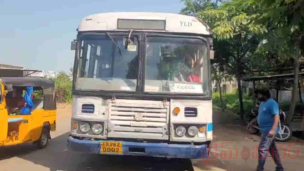 ఇంటికి చేరుకోవడానికి ఇంకొన్ని నిమిషాలే…బస్సులో ప్రాణాలు విడిచిన మహిళ..!