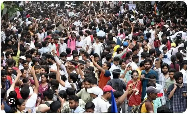 కాక్రోచ్ ఉద్యమం వెనుక రాజకీయ పార్టీలు