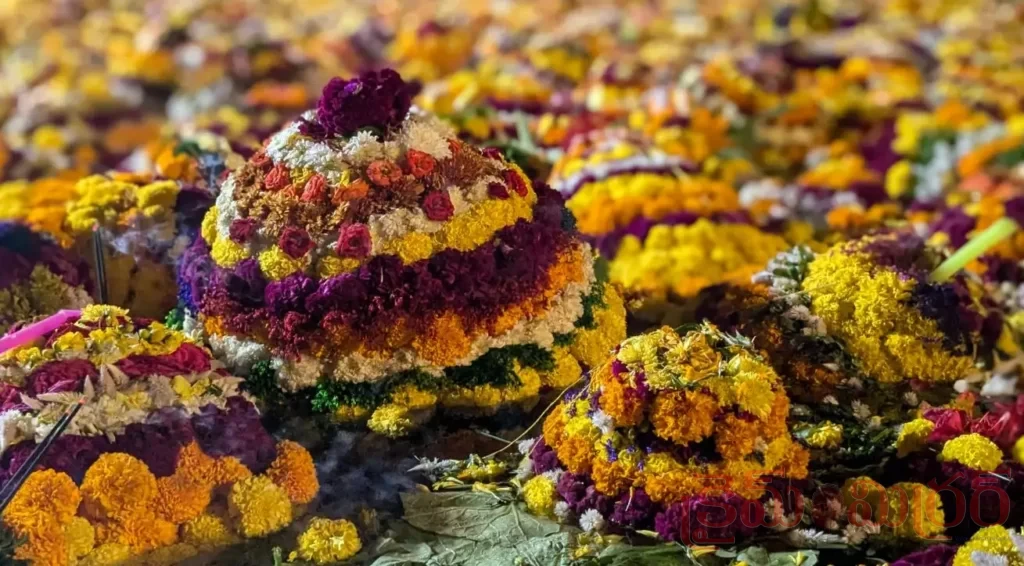బతుకమ్మ సంబరాల్లో పూల ధరల ఘాటు.. ఆకాశాన్నంటిన రేట్లు!
