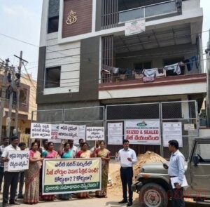 కర్మన్ ఘాట్ పద్మానగర్ రోడ్డు నెంబర్ 04 లో సెజ్డ్ చేసిన బిల్డింగ్ దృశ్యం 