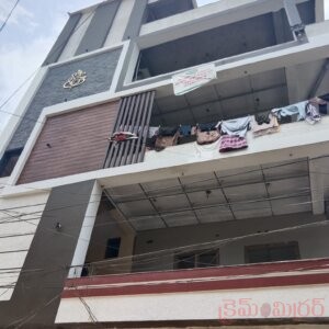 కర్మన్ ఘాట్ లోని పద్మానగర్ రోడ్డు నెంబర్ 04 లో సీజ్‌డ్ చేసిన బిల్డింగ్ చిత్రం 