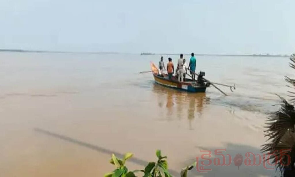 ఏలూరులో మహిళ అదృశ్యం కేసులో ట్విస్ట్.. బంగారం కోసం గోదావరిలోకి తోసేసిన ఆటోడ్రైవర్!