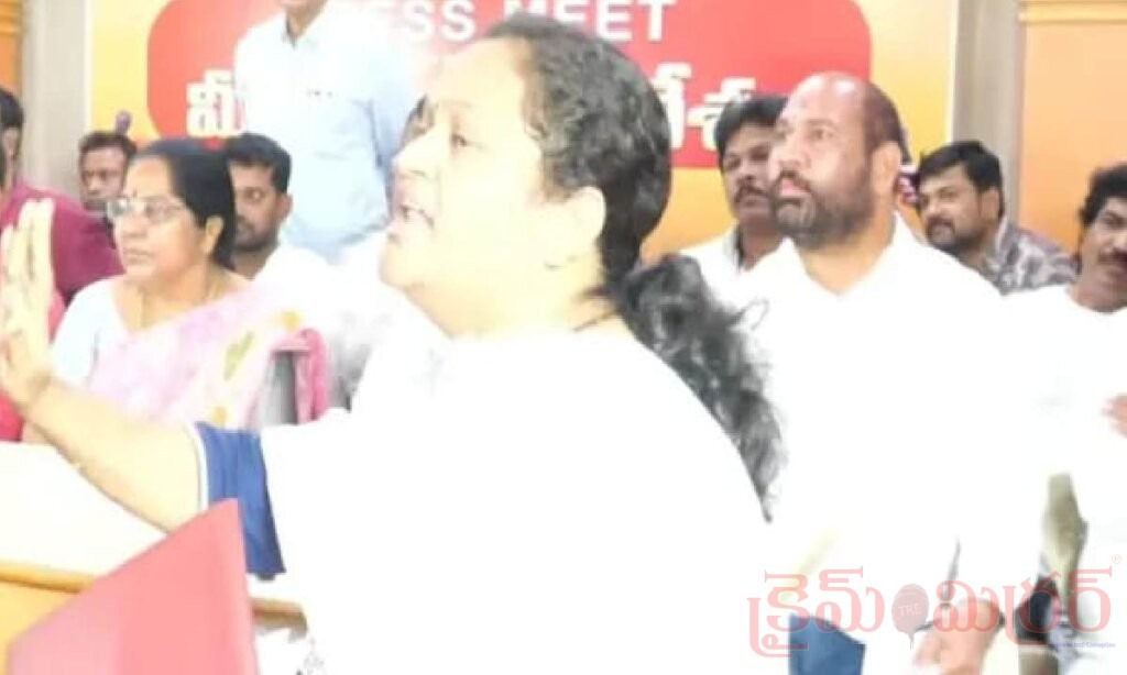 డాన్సర్స్ అసోసియేషన్లో ముదిరిన వివాదం.. ఫిల్మ్ ఛాంబర్ వద్ద సుమలత ఆందోళన