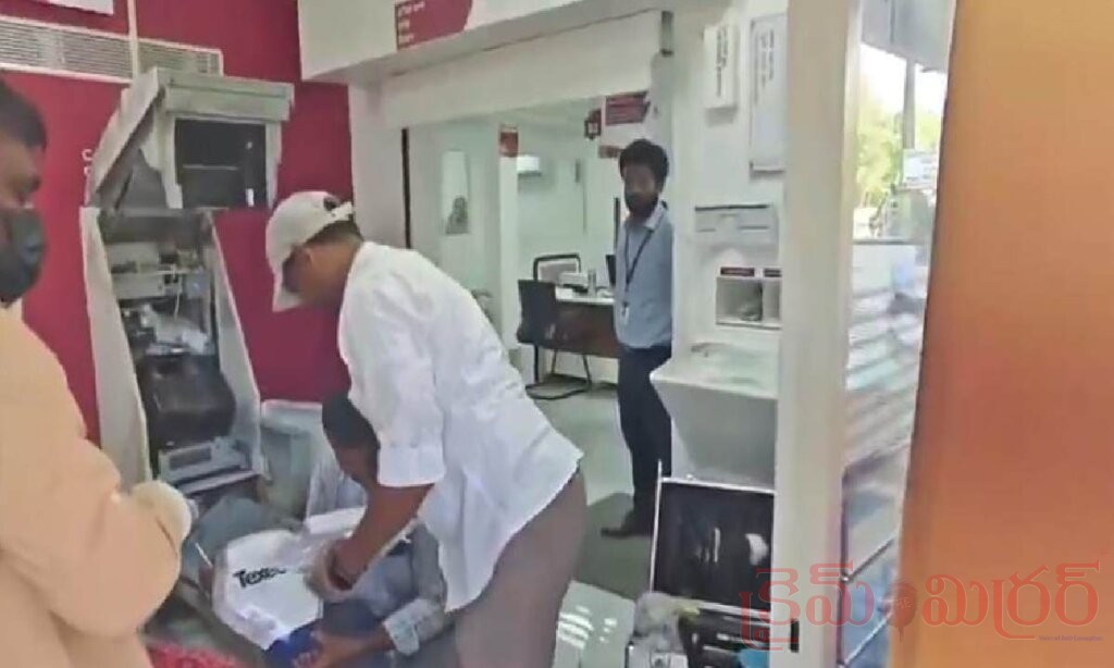 శంషాబాద్‌లో అర్ధరాత్రి ఏటీఎం చోరీ.. రూ.30 లక్షలకు పైగా నగదు అపహరణ