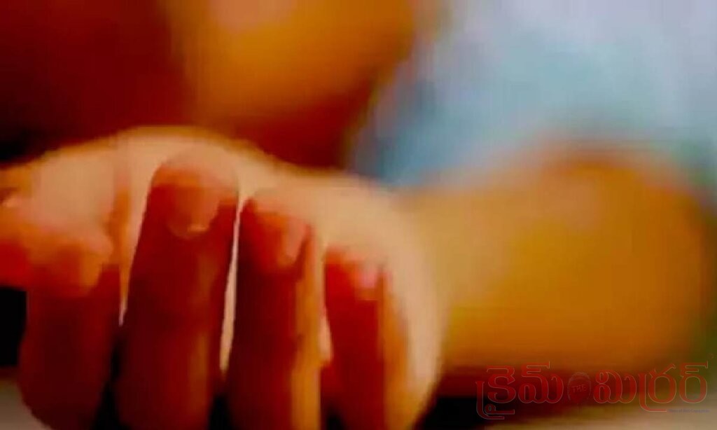 స్కూల్ బస్సు కింద పడి మూడేళ్ల బాలుడి మృతి.. కుటుంబంలో తీవ్ర విషాదం